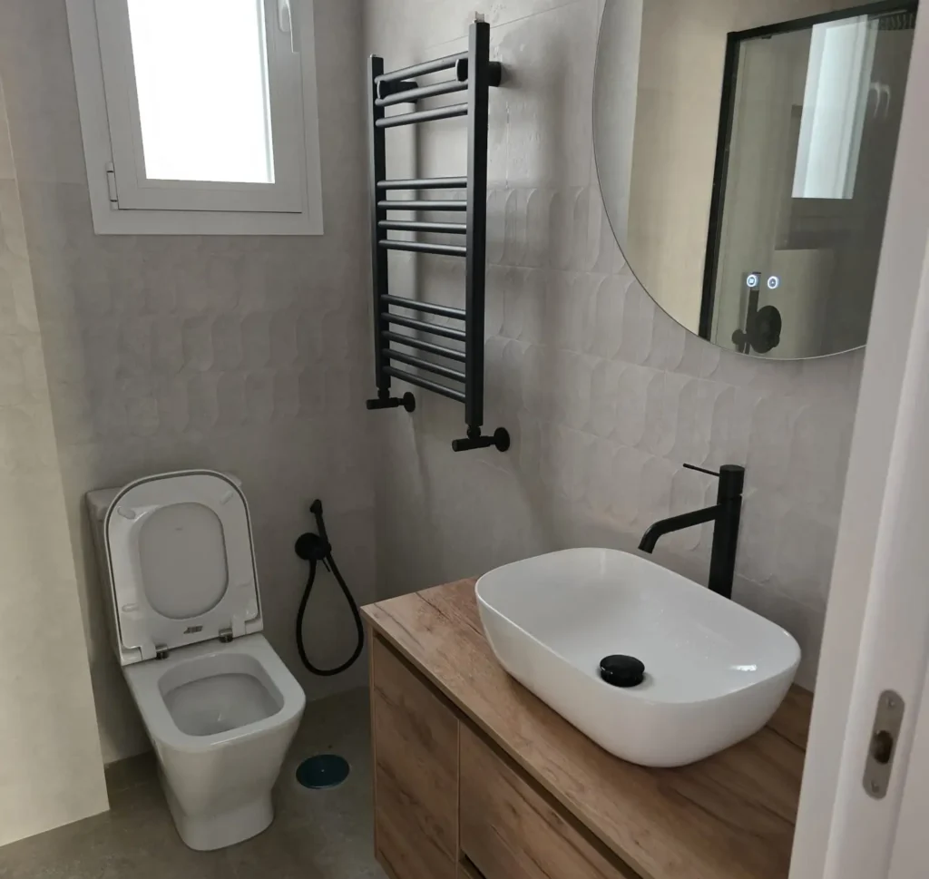 Fontanero realizando la instalación de fontanería de una vivienda en Fuenlabrada